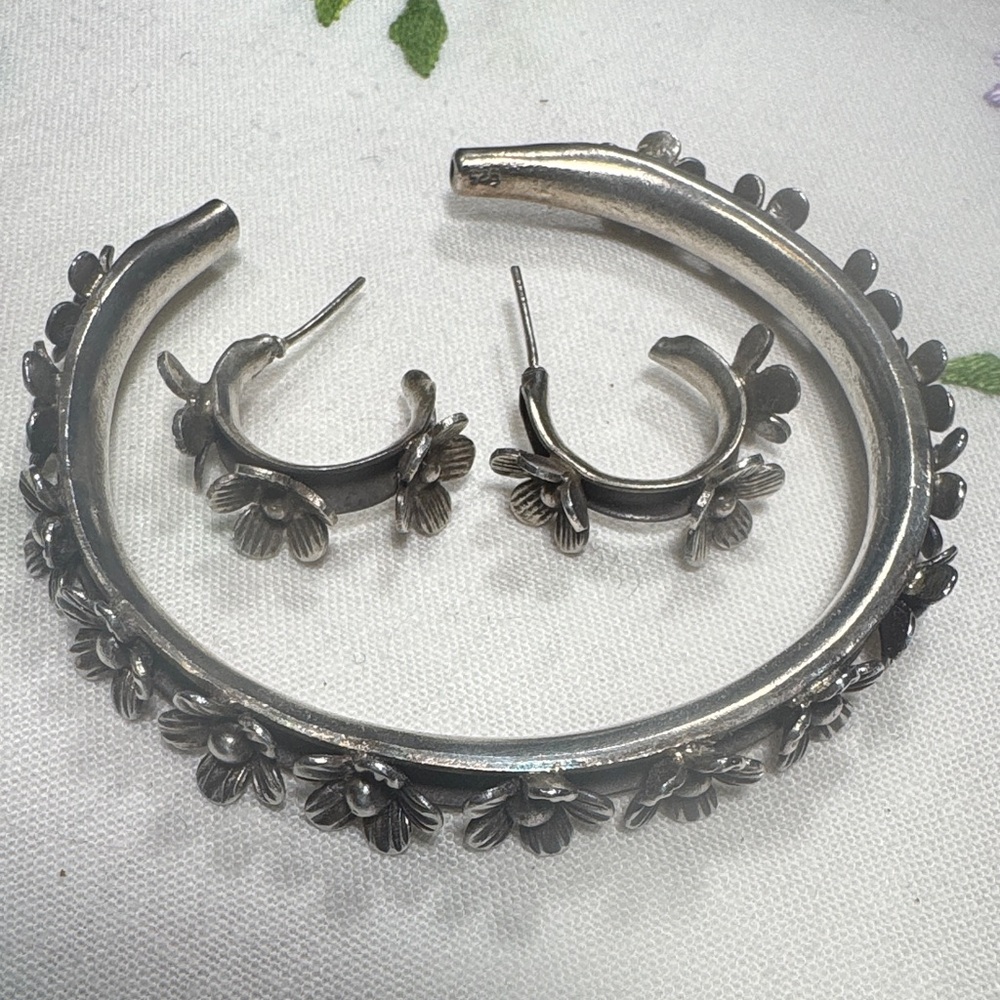 Sundance Silver Floral Jewelry Set